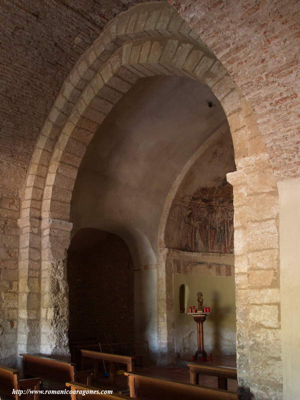 DETALLE DEL ARCO TRIUNFAL, DOBLADO. ACCESO A LA NAVE AADIDA